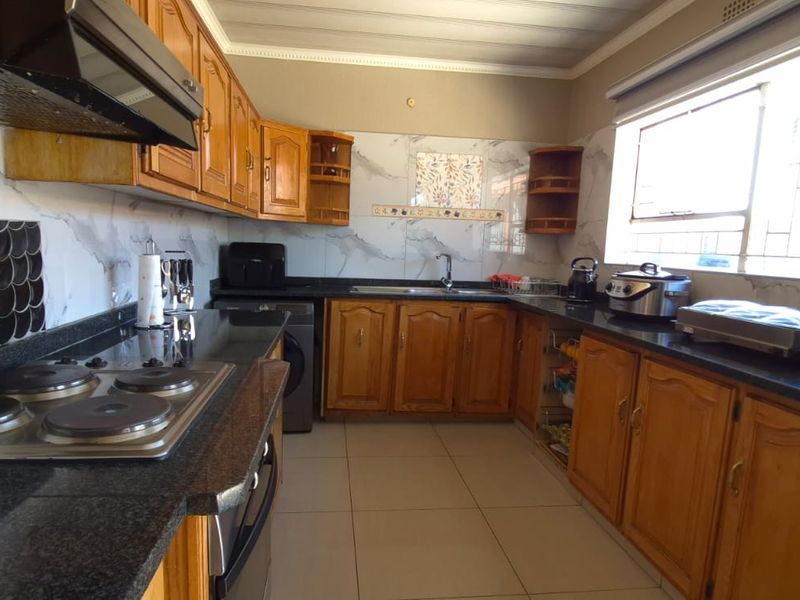 Neat home for the extended family - Photo 3