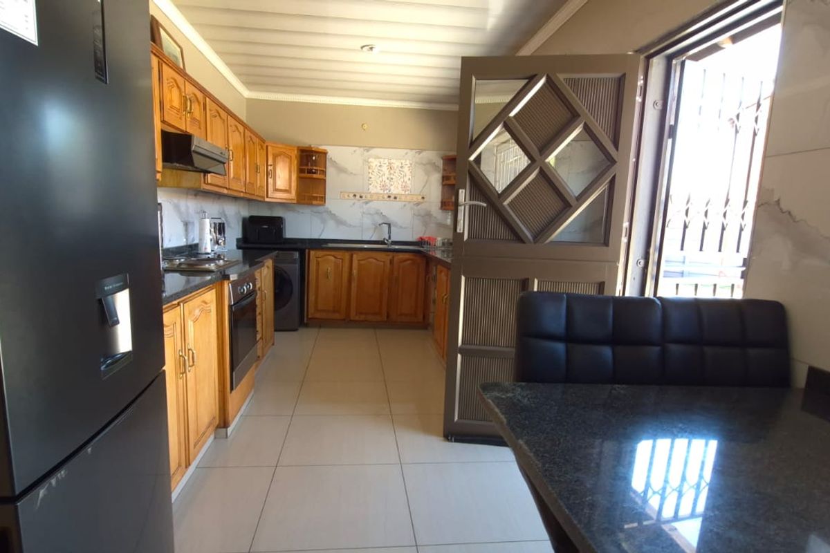 Neat home for the extended family - Photo 5
