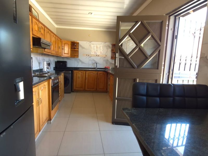 Neat home for the extended family - Photo 5