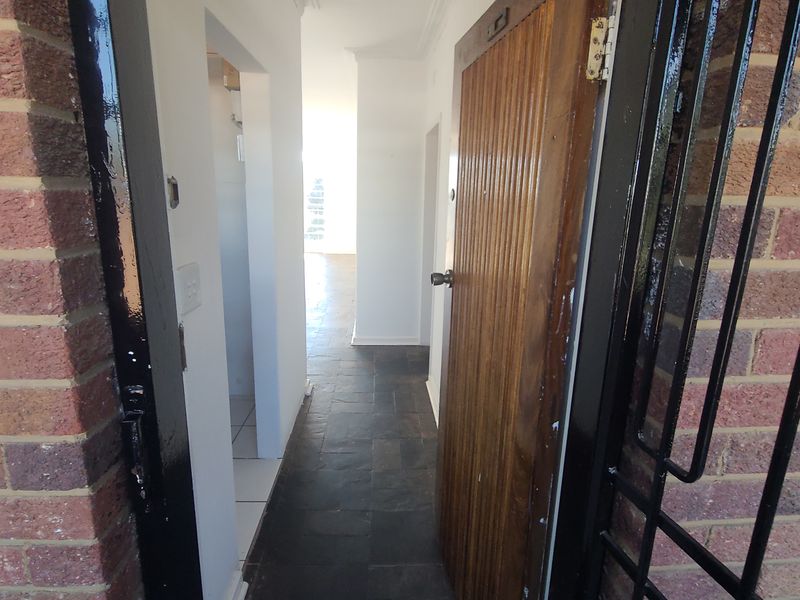 Welcome to this stylish and spacious 2-bedroom flat, perfectly situated in the heart of Glenhazel. - Photo 1