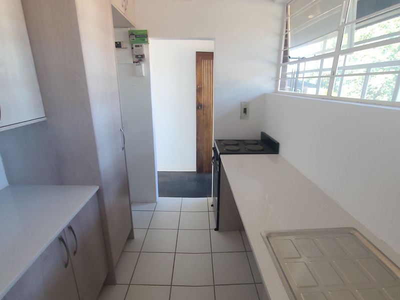 Welcome to this stylish and spacious 2-bedroom flat, perfectly situated in the heart of Glenhazel. - Photo 10