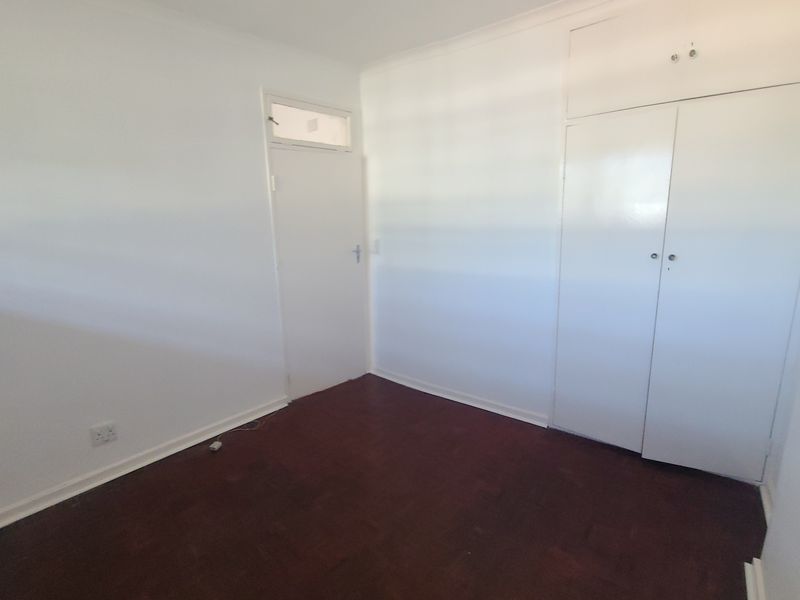 Welcome to this stylish and spacious 2-bedroom flat, perfectly situated in the heart of Glenhazel. - Photo 9