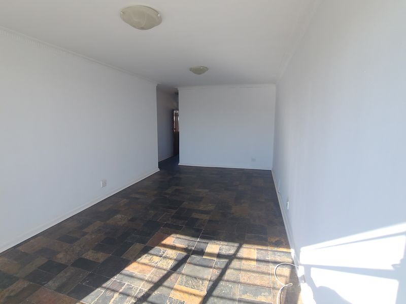 Welcome to this stylish and spacious 2-bedroom flat, perfectly situated in the heart of Glenhazel. - Photo 8