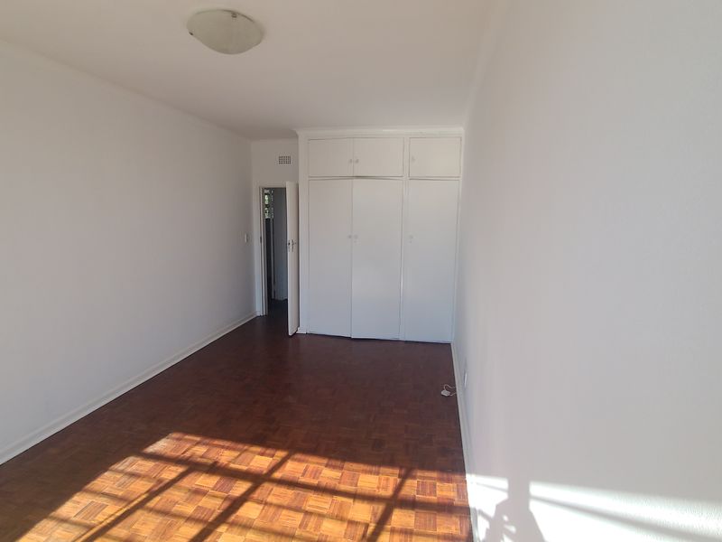 Welcome to this stylish and spacious 2-bedroom flat, perfectly situated in the heart of Glenhazel. - Photo 7