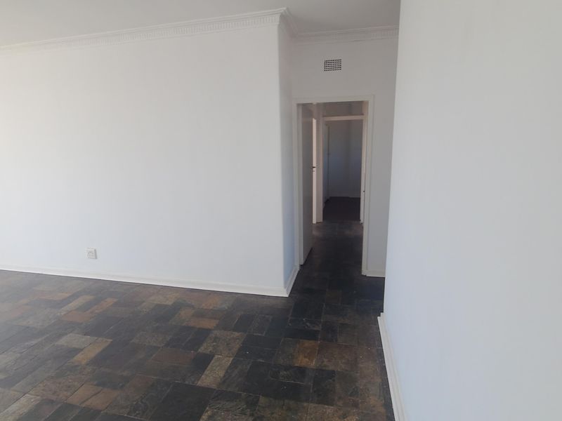 Welcome to this stylish and spacious 2-bedroom flat, perfectly situated in the heart of Glenhazel. - Photo 6