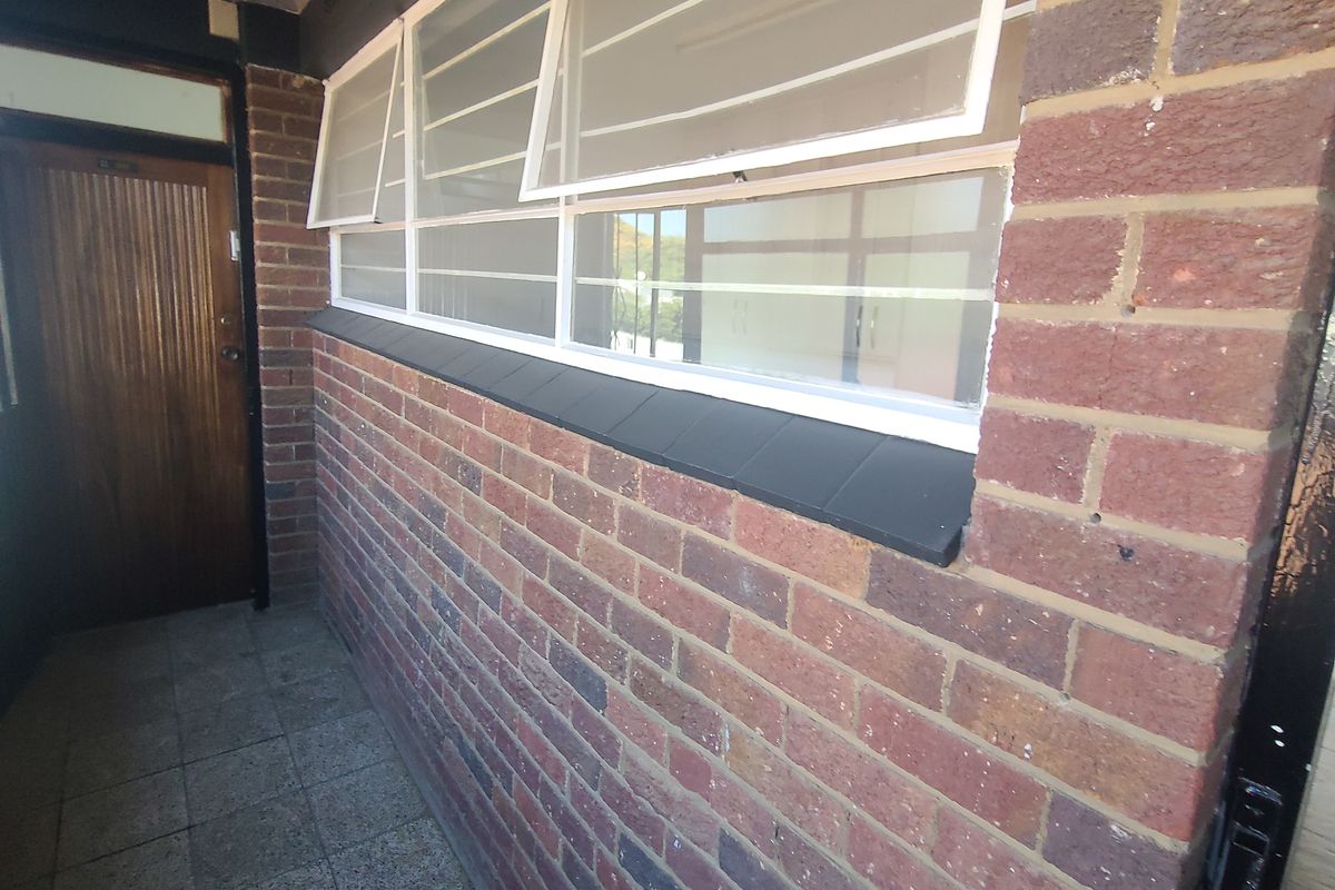 Welcome to this stylish and spacious 2-bedroom flat, perfectly situated in the heart of Glenhazel. - Photo 2