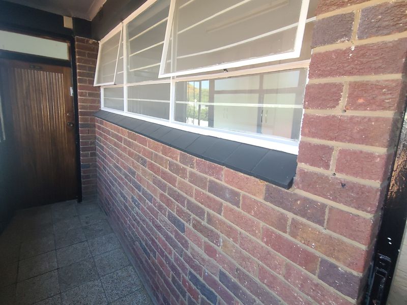Welcome to this stylish and spacious 2-bedroom flat, perfectly situated in the heart of Glenhazel. - Photo 2