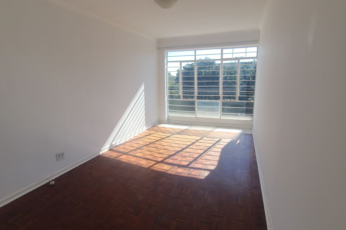 Welcome to this stylish and spacious 2-bedroom flat, perfectly situated in the heart of Glenhazel. - Photo 5