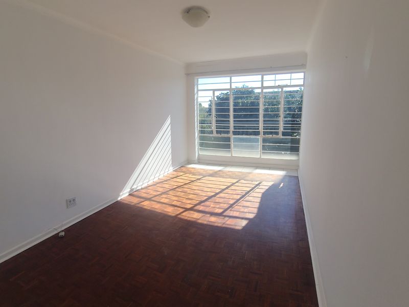Welcome to this stylish and spacious 2-bedroom flat, perfectly situated in the heart of Glenhazel. - Photo 5