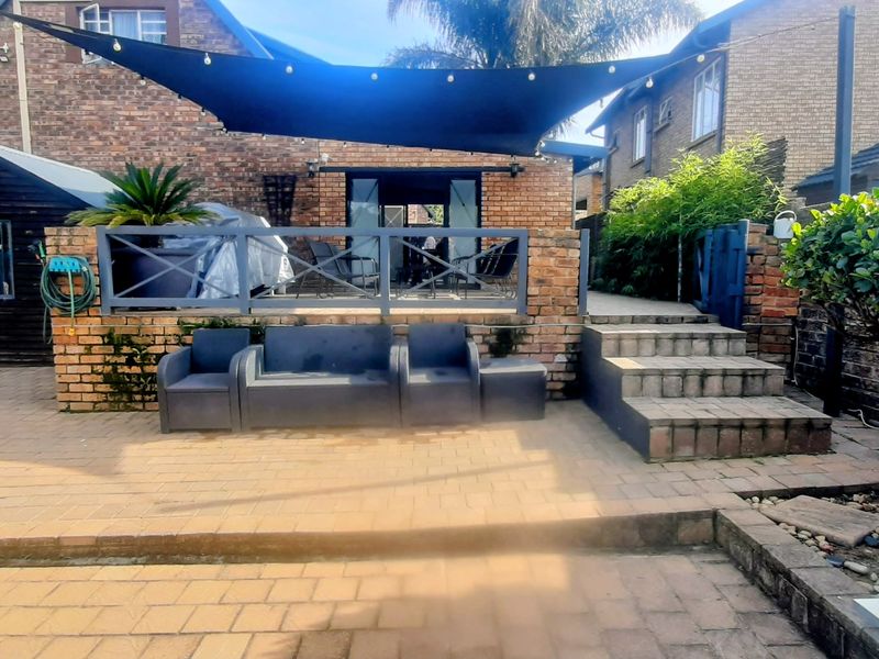 Upmarket Entertainer’s Dream Home! - Photo 6