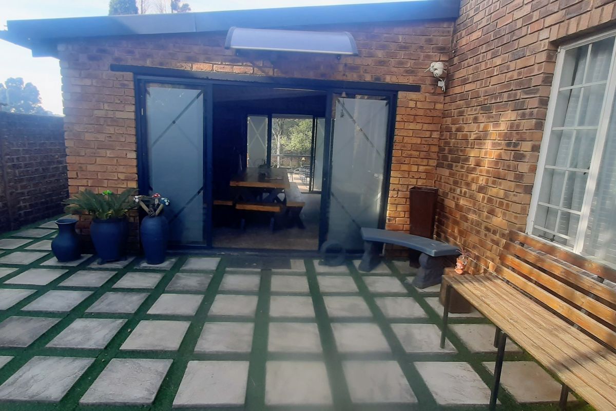 Upmarket Entertainer’s Dream Home! - Photo 4