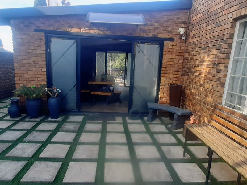 Upmarket Entertainer’s Dream Home! - Photo 4