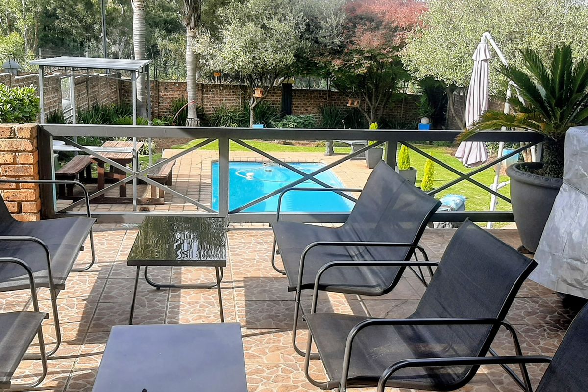 Upmarket Entertainer’s Dream Home! - Photo 2