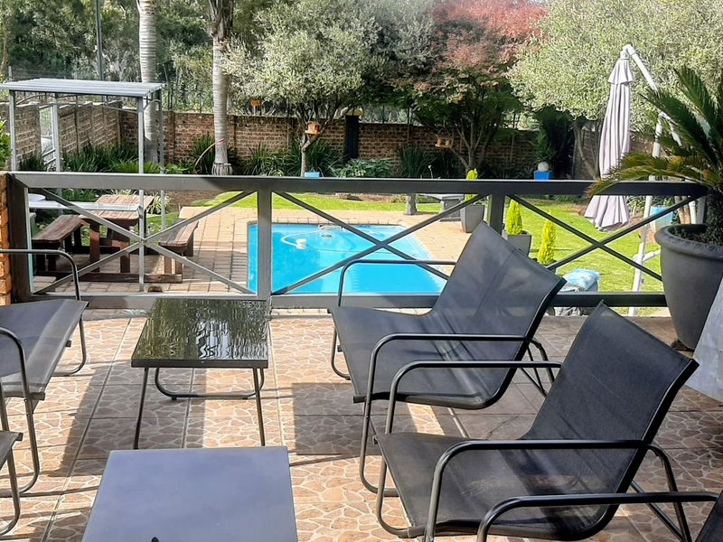 Upmarket Entertainer’s Dream Home! - Photo 2