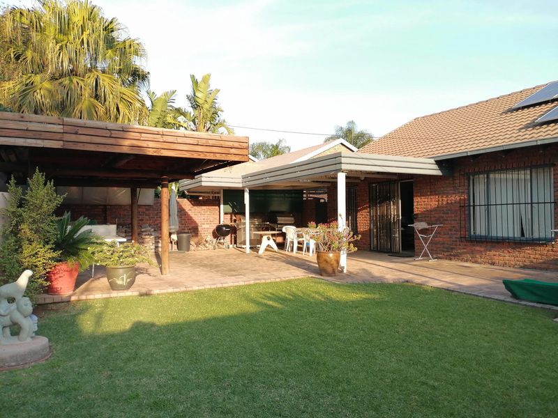 Spacious & Energy-Efficient Family Home in Sought-After Faerie Glen - Photo 1