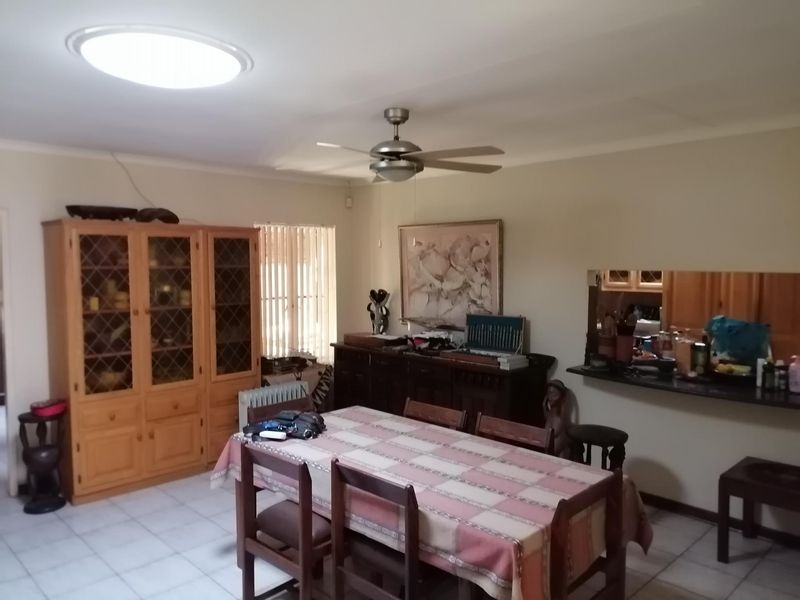 Spacious & Energy-Efficient Family Home in Sought-After Faerie Glen - Photo 8