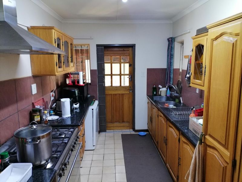 Spacious & Energy-Efficient Family Home in Sought-After Faerie Glen - Photo 6