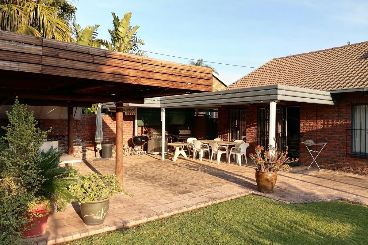 Spacious & Energy-Efficient Family Home in Sought-After Faerie Glen - Photo 4
