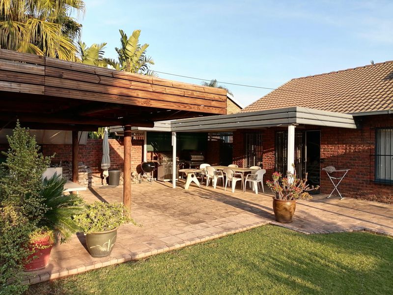 Spacious & Energy-Efficient Family Home in Sought-After Faerie Glen - Photo 4