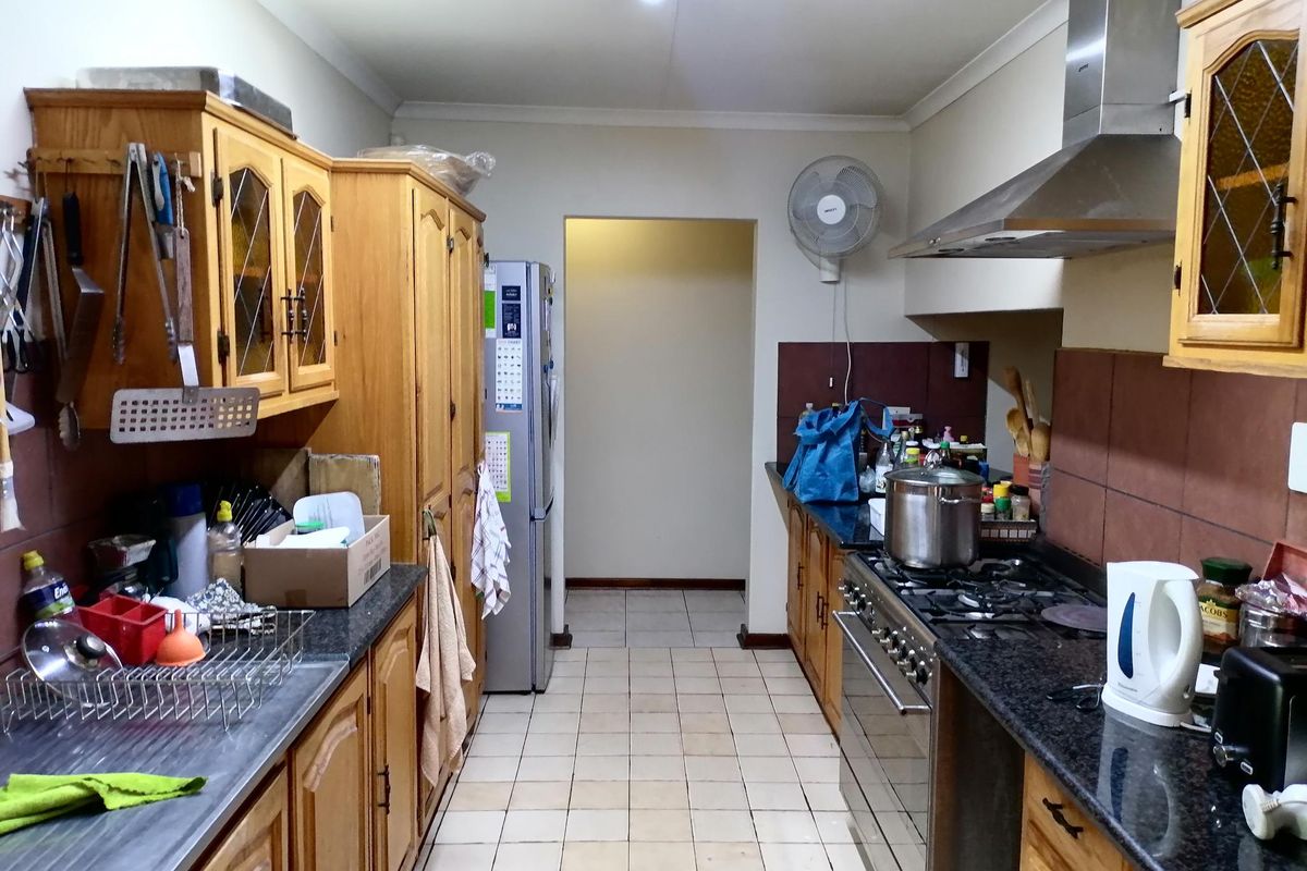 Spacious & Energy-Efficient Family Home in Sought-After Faerie Glen - Photo 5