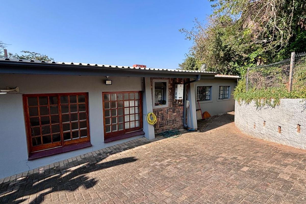 2 BEDROOM APARTMENT TO LET - Photo 2