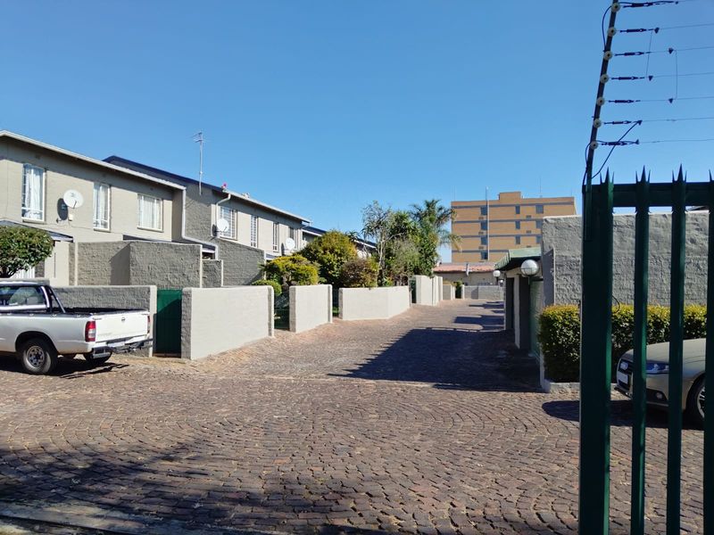 Duplex situated in the sought-after suburb of Aston Manor - Photo 1