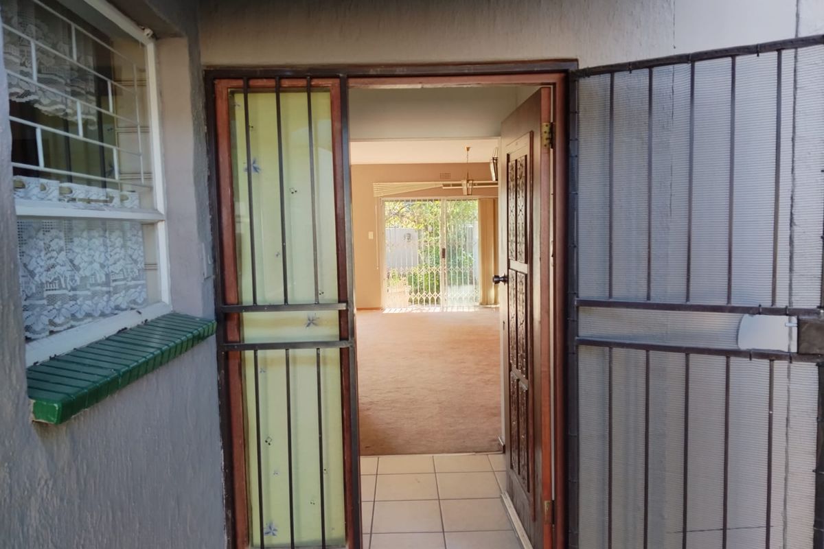 Duplex situated in the sought-after suburb of Aston Manor - Photo 2