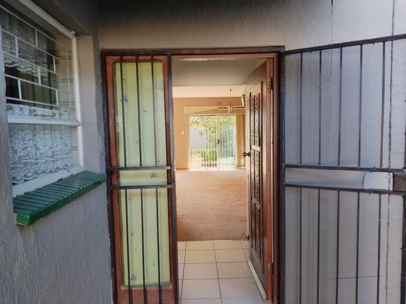 Duplex situated in the sought-after suburb of Aston Manor - Photo 2