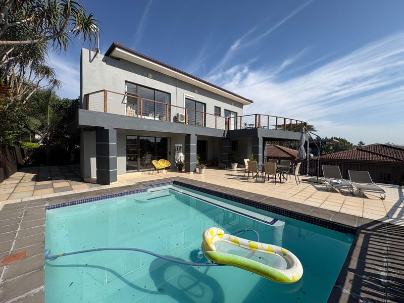 THE PERFECT COASTAL ESTATE LIVING. - Photo 1