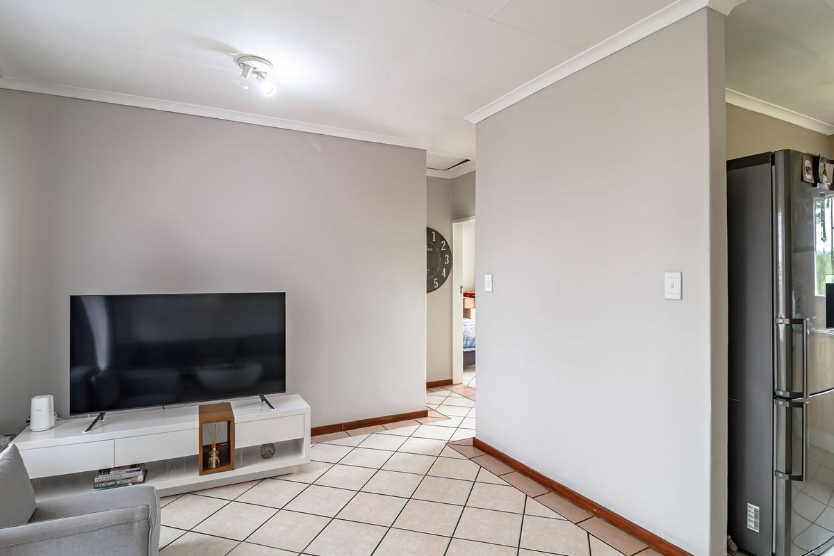 2 bedroom Apartment in Equestria - Photo 3