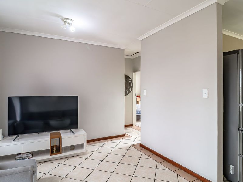 2 bedroom Apartment in Equestria - Photo 3