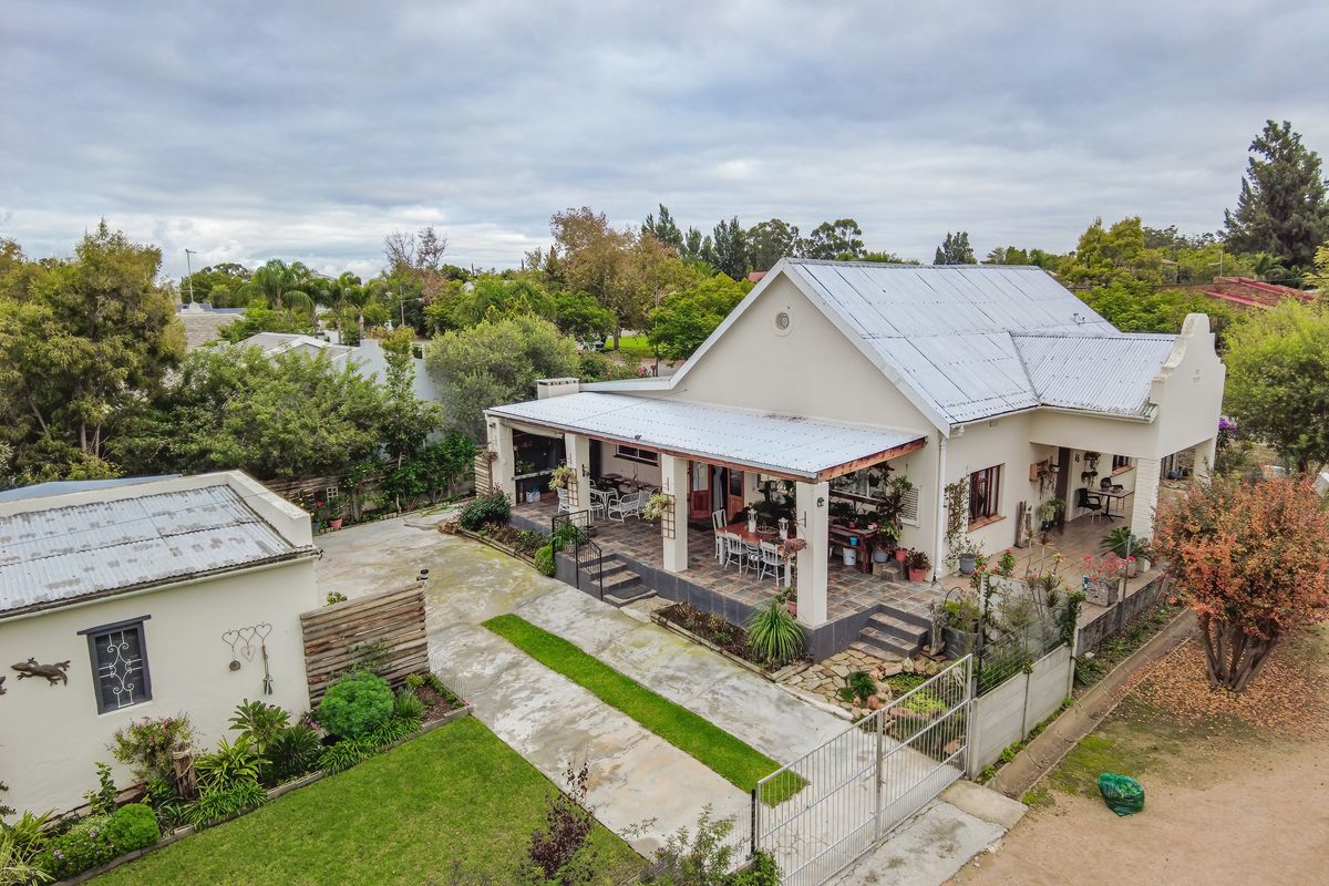 Charming Tranquil Freestanding Home with Airbnb Potential in Porterville - Photo 2