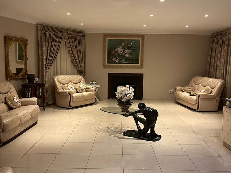 Luxurious Family Home in Prestigious Security Estate – Waterkloof Ridge - Photo 1