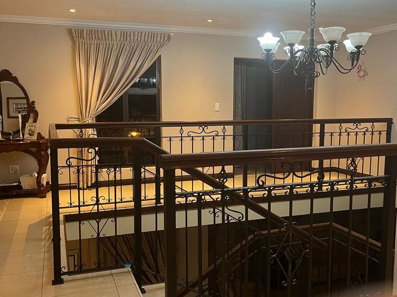 Luxurious Family Home in Prestigious Security Estate – Waterkloof Ridge - Photo 10