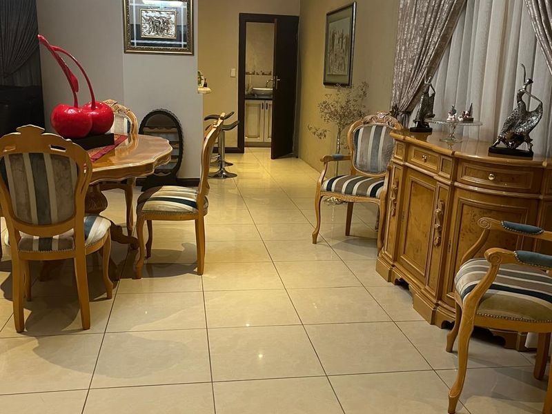 Luxurious Family Home in Prestigious Security Estate – Waterkloof Ridge - Photo 8