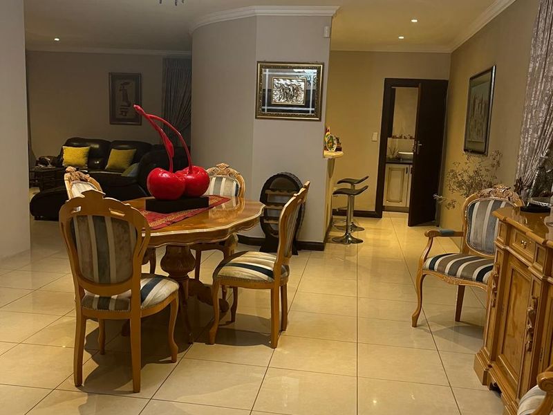 Luxurious Family Home in Prestigious Security Estate – Waterkloof Ridge - Photo 7