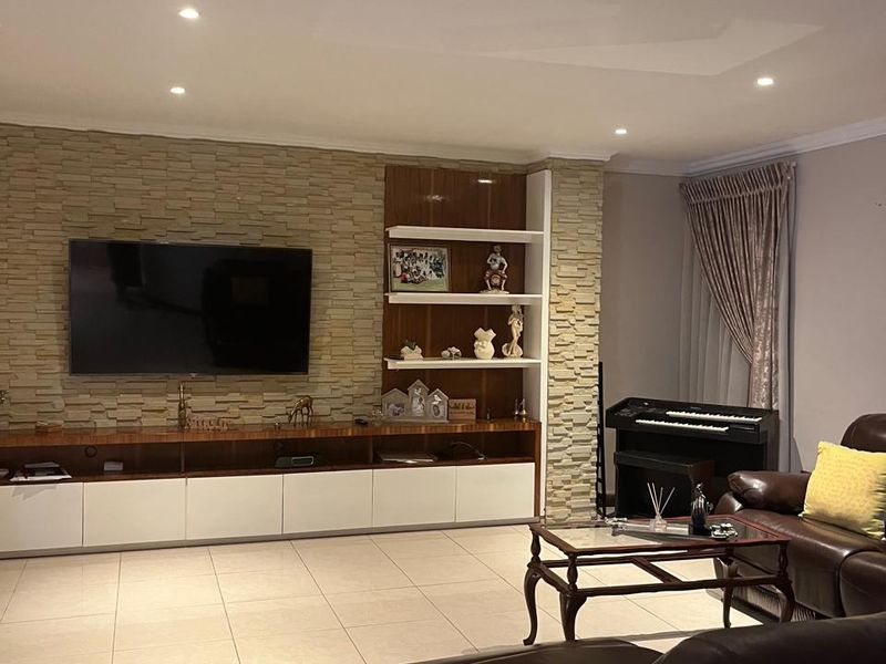 Luxurious Family Home in Prestigious Security Estate – Waterkloof Ridge - Photo 6