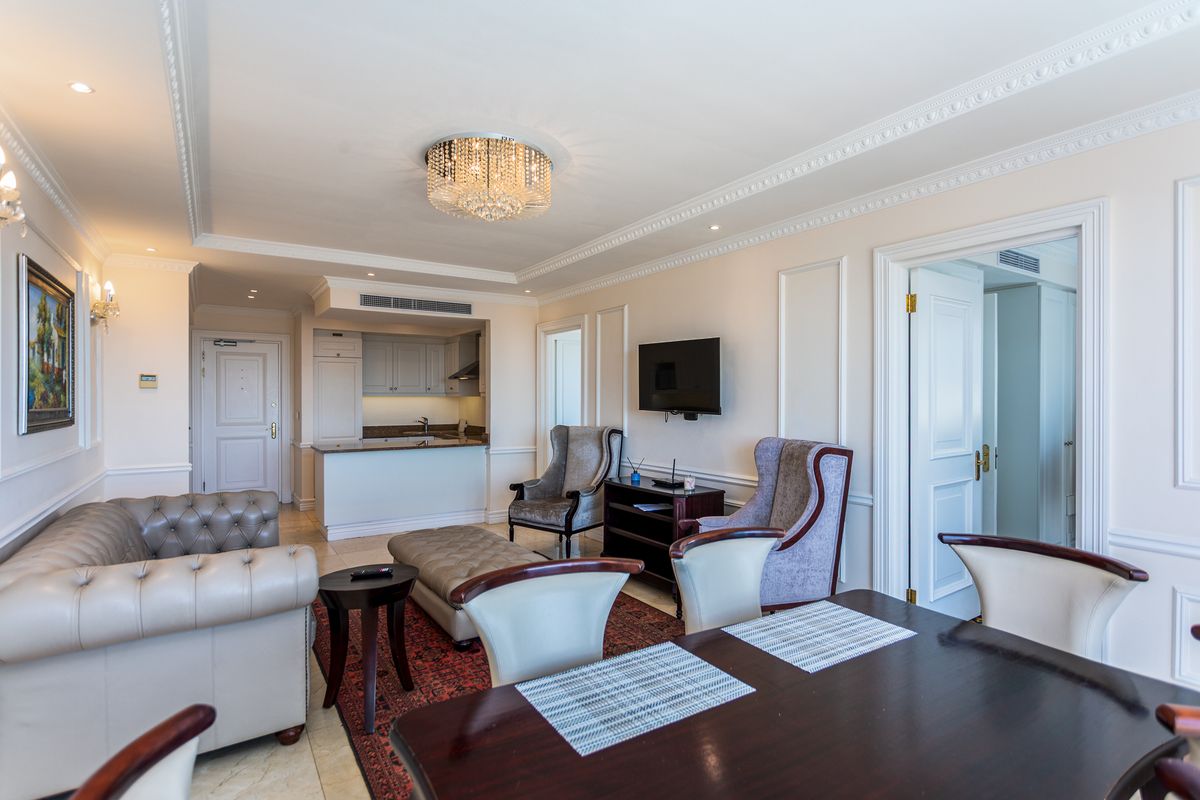 Front Facing Stylish Coastal Living in the Heart of Sea Point - Photo 3