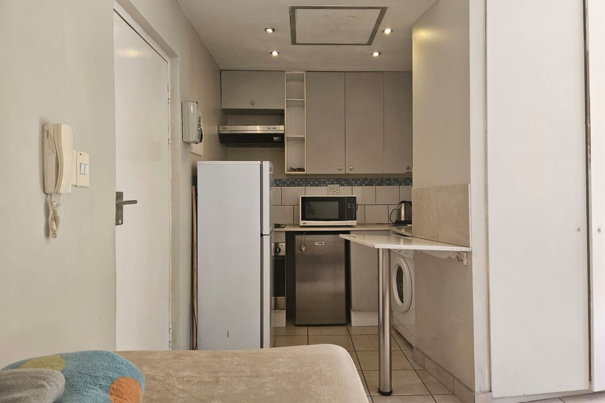 Bachelor Unit – Prime Braamfontein Investment Opportunity - Photo 2