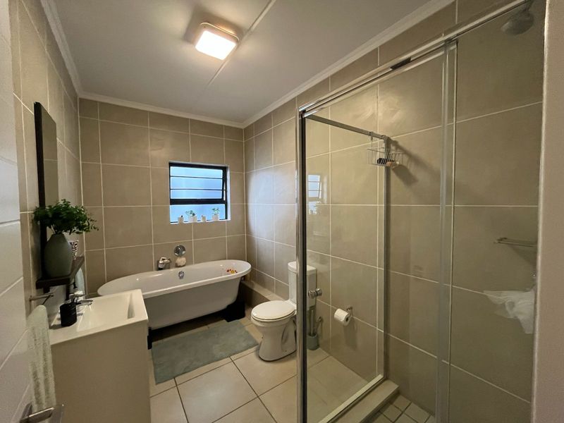 EXCLUSIVE GROUND FLOOR 3 BEDROOM , 2 BATHROOM LIFE STYLE LIVING - Photo 7