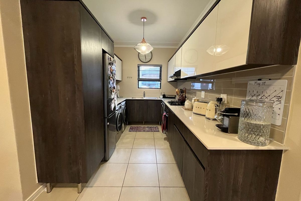 EXCLUSIVE GROUND FLOOR 3 BEDROOM , 2 BATHROOM LIFE STYLE LIVING - Photo 4