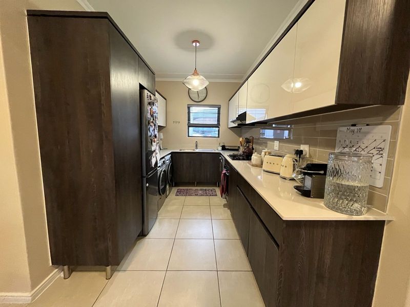 EXCLUSIVE GROUND FLOOR 3 BEDROOM , 2 BATHROOM LIFE STYLE LIVING - Photo 4