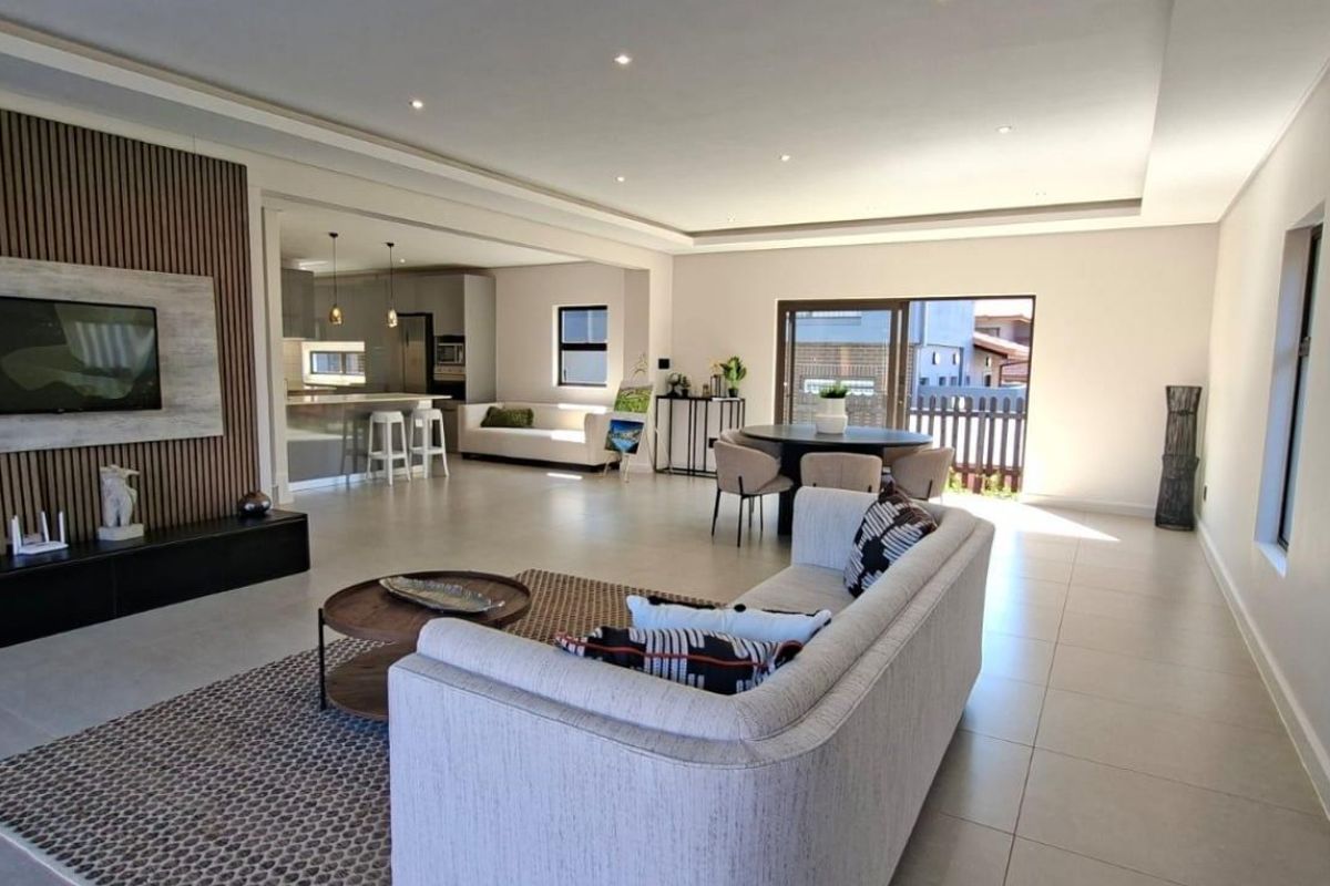 MOVE IN READY HOME LOCATED IN THE ONE OF THE PRESTIGIOUS ESTATES IN IZINGA - Photo 2