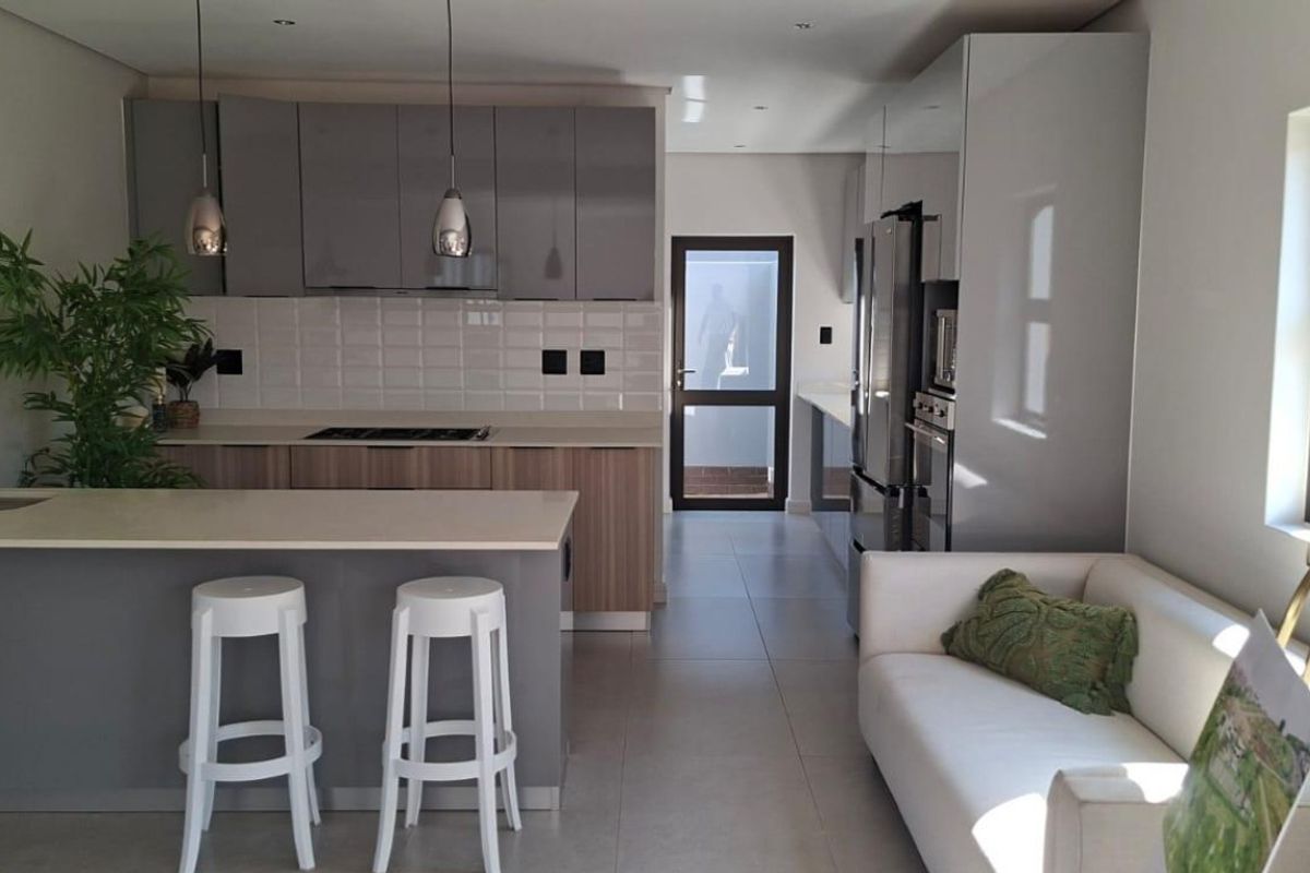 MOVE IN READY HOME LOCATED IN THE ONE OF THE PRESTIGIOUS ESTATES IN IZINGA - Photo 4