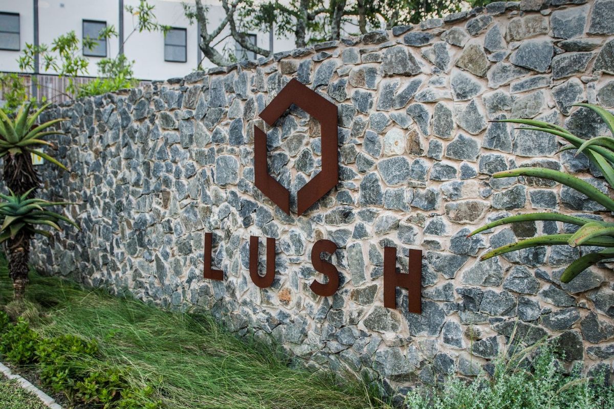 STYLISH “LUSH” APARTMENT FOR SALE - Photo 2