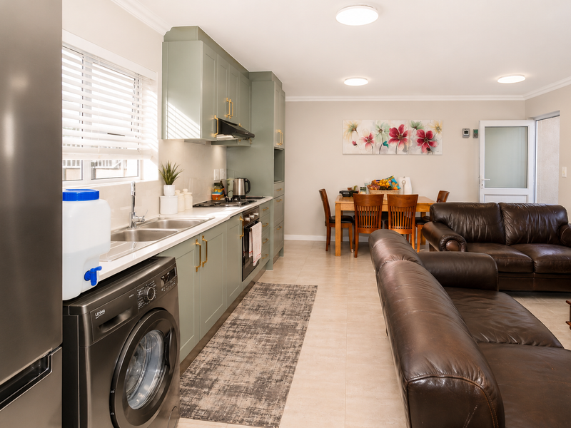 Stunning Pet-Friendly Ground Floor Apartment in Sought-After Saint Square Estate - Photo 9