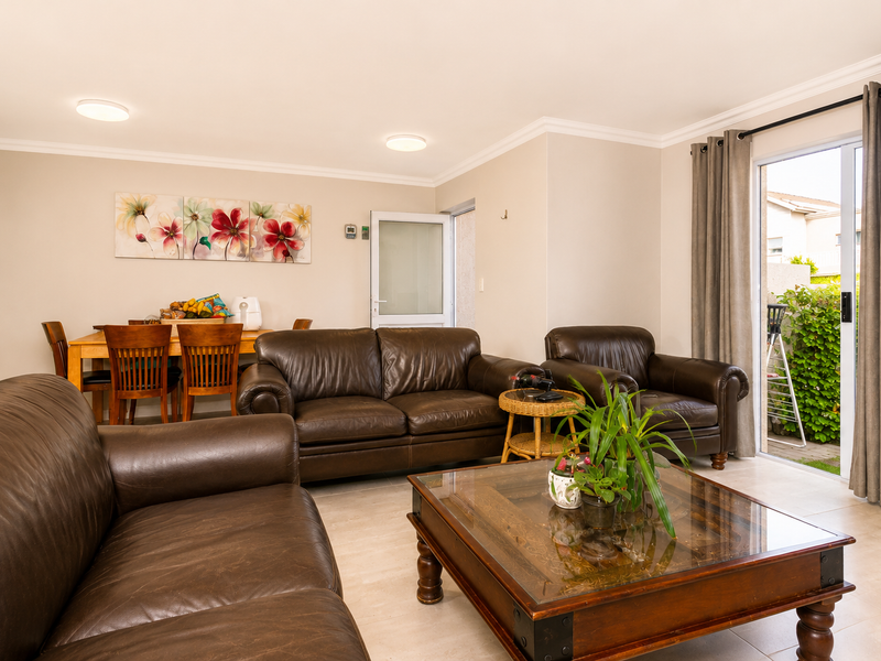 Stunning Pet-Friendly Ground Floor Apartment in Sought-After Saint Square Estate - Photo 5