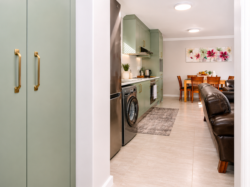 Stunning Pet-Friendly Ground Floor Apartment in Sought-After Saint Square Estate - Photo 10