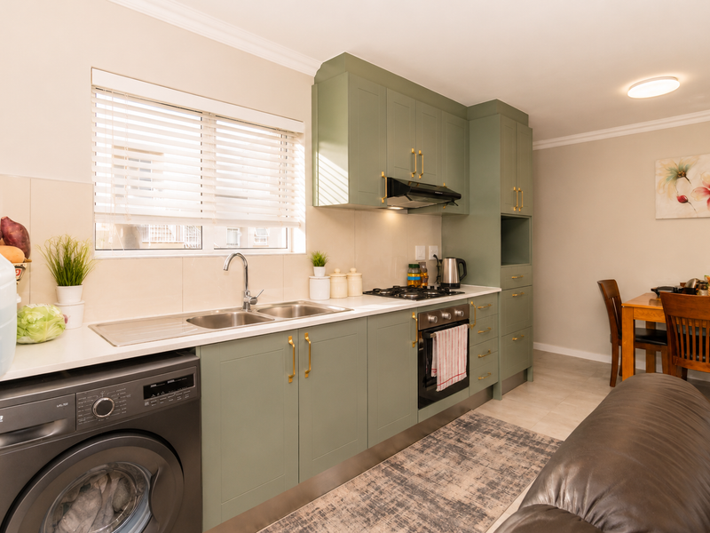 Stunning Pet-Friendly Ground Floor Apartment in Sought-After Saint Square Estate - Photo 8