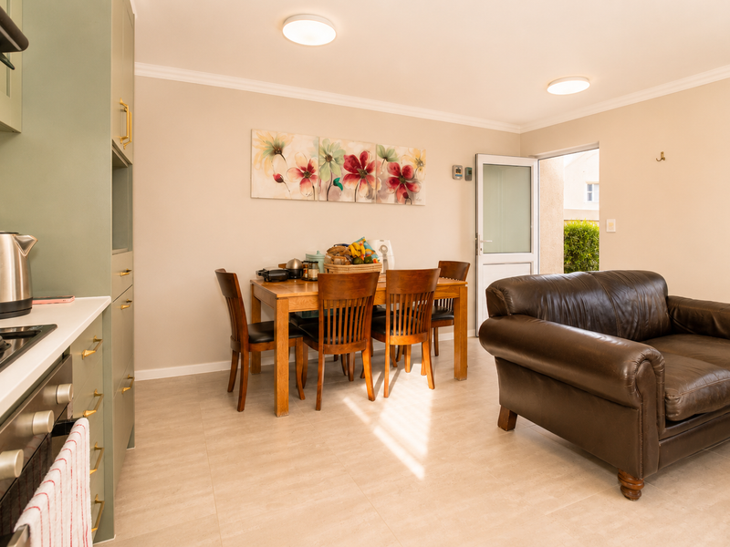 Stunning Pet-Friendly Ground Floor Apartment in Sought-After Saint Square Estate - Photo 7